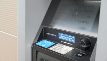 Krádež bankomatu v Ružomberku: Muž sa pokúsil o zvláštnu taktiku pod rúškom tmy, zachytila ho kamera