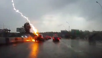 VIDEO: Šokujúci moment. Do vozidla udrel dvakrát po sebe blesk