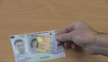 Neustále musia vysvetľovať, prečo ich doklady nesedia s ich výzorom. Novela Ústavy komplikuje život transrodovým ľuďom