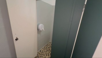 Pred vandalmi nie sú v bezpečí ani nemocnice. V Banskej Bystrici zmizli aj záchodové misy