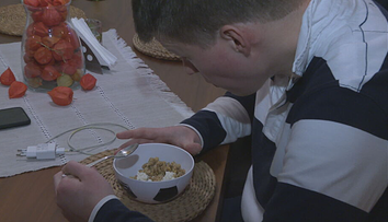 Nikdy nepocítia sýtosť: Deti so zriedkavým syndrómom zápasia s neustálym hladom