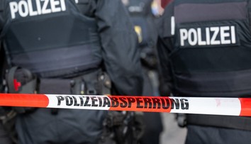 Muž mal napadnúť a zapáliť vlastnú matku. Tragédia sa odohrala pred očami jeho 103-ročnej babičky