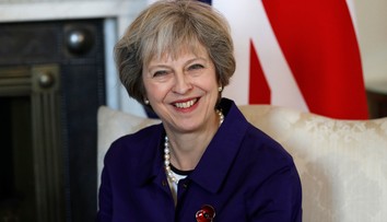 Mayová ubezpečila Junckera, že brexit bude podľa plánu