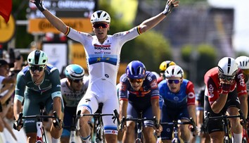 Nedeľa na Tour de France videla drámu na vetre i zlomené srdce Van der Poela. Radoval sa majster Európy