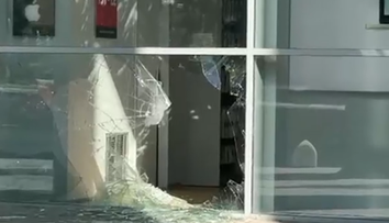 Nočná krádež v bratislavskom obchodnom centre. Zlodeji vzali elektroniku, pátra po nich polícia