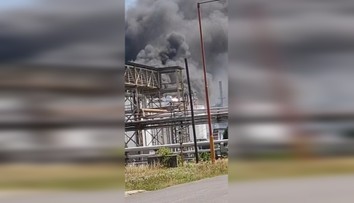 VIDEO: Exkluzívne zábery priamo z areálu Slovnaftu. Vidno hustý dym aj trosky po explózii