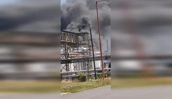VIDEO: Exkluzívne zábery priamo z areálu Slovnaftu. Vidno hustý dym aj trosky po explózii