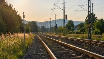 Železničná doprava pri Nitre je prerušená. Vlak sa tam zrazil s vozidlom