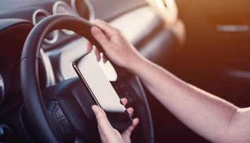 Nebezpečný zlozvyk za volantom môže stáť život. Odborníci bijú na poplach