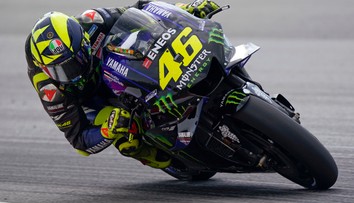 Legendárny pretekár Valentino Rossi sa rozlúči s kariérou vo Valencii