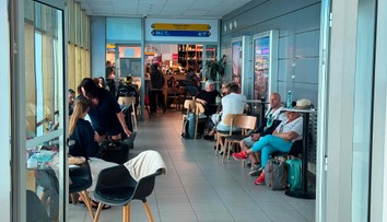 Desiatky dovolenkárov uviazli na košickom letisku. Let do Chorvátska mešká celé hodiny