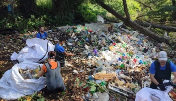 Gauče, bicykle, chladničky. Čierna skládka na východe Slovenska, ktorá váži 16-tisíc ton, má zmiznúť