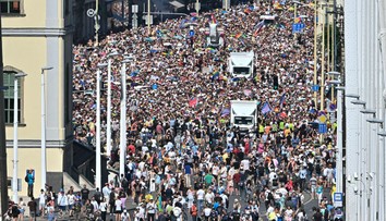 Tisíce ľudí v uliciach Budapešti. Pride nezastavil súdny zákaz ani hrozby pokút