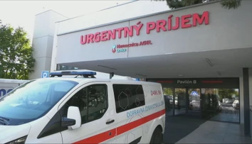 Poľovníka na posede zasiahla do nohy strela. Sám si dokázal privolať pomoc, je po operácii