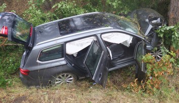 FOTO: Vážna nehoda pri Žiari nad Hronom. Auto narazilo do stromu, viezla sa v ňom celá rodina