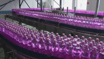 V lete ide na dračku, plničky nestíhajú. Pozrite sa, ako sa minerálka dostane z podzemia až do obchodu