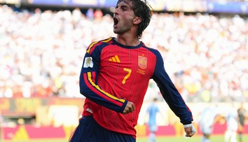 Z kritizovaného hráča sa stal nesmrteľný hrdina. Argentínske hradby prelomil Torres, Španieli sa stali majstrami sveta