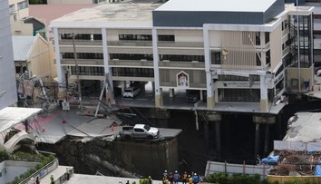 FOTO+VIDEO: Pred nemocnicou v centre Bangkoku vznikla obrovská prepadlina