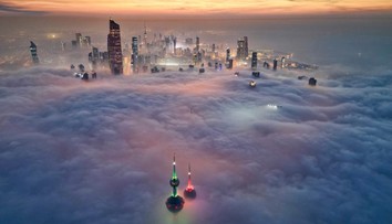 OBRAZOM: Mesto v oblakoch. Hmla pretekajúca cez metropolu Kuvajtu pripravila dychberúce nebeské divadlo