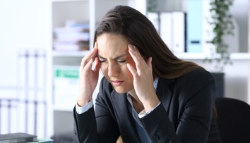 Migréna po silnom parféme či jedle? Vedci prepisujú, čo vieme o jej spúšťačoch