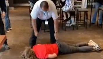 VIDEO: Internet pobúrilo správanie ochrankára. Mladíka škrtil a následne škaredo hodil o zem