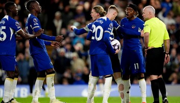 VIDEO: Ako deti. Hráči Chelsea sa hádali o penaltu, pritom bolo rozhodnuté. Hanba, reagoval tréner