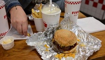 Gastrošialenstvo v Prahe. Otvorili prvú pobočku amerického fastfoodu, niektorí prišli hodiny vopred