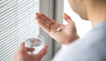 Chcete, aby liek od bolesti zabral rýchlejšie? Čo pomáha a čo môže byť nebezpečné