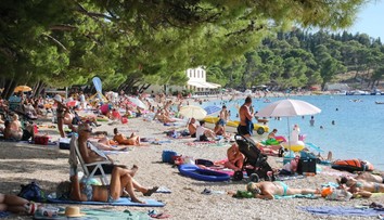 Počasie v Chorvátsku prekvapilo všetkých. Na Jadran sa vrátilo leto, ľudia sa kúpu v mori