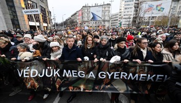 Veľký problém pre Orbána: V Budapešti protestujú tisíce proti zneužívaniu detí