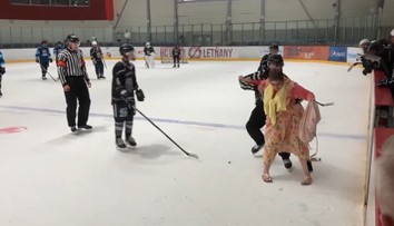 VIDEO: Nespokojnosť vyjadrila svojsky. Žena vtrhla priamo na ľad a postarala sa o šokujúci moment