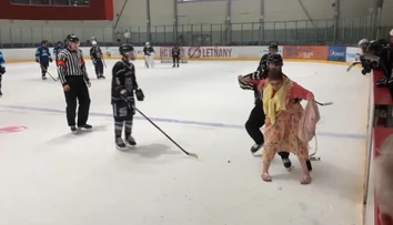 VIDEO: Nespokojnosť vyjadrila svojsky. Žena vtrhla priamo na ľad a postarala sa o šokujúci moment