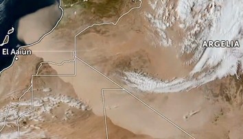 VIDEO: Saharou sa prehnala gigantická piesková stena. Predvoj silnej búrky zachytili satelitné snímky
