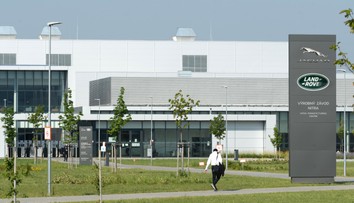 Výroba v nitrianskej automobilke stále stojí. Tisíce zamestnancov ostávajú nútene doma