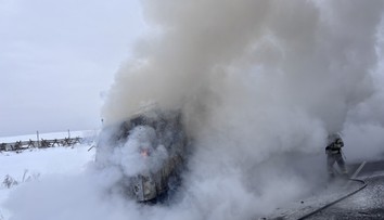 FOTO: Požiar kamiónu na rýchlostnej ceste R4. Polícia odhalila príčinu