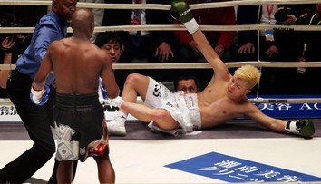 Mayweather zarobil milióny za necelé tri minúty: Súper sa rozplakal, jeho roh hodil uterák