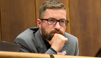 Poliačik sa ospravedlnil za vyjadrenia v pléne. Do duše mu prehovorila učiteľka jeho syna