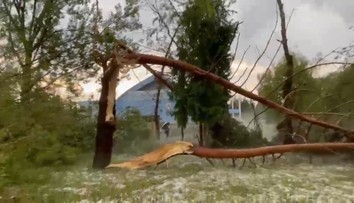 Na Slovensku vyčíňali silné búrky aj krúpy. Mali veľkosť pingpongových loptičiek, Prešov vyhlásil mimoriadnu situáciu