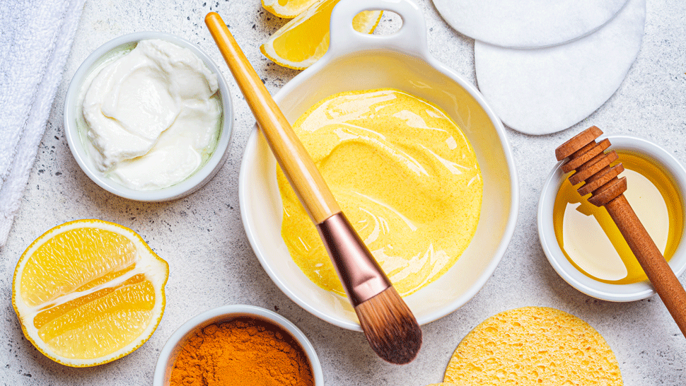 Žena si pripravila domácu masku na tvár z kurkumy. Výsledok ju šokoval