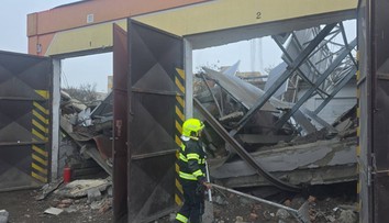 Mimoriadne nešťastie deň pred Vianocami. Na troch mužov sa na východe Slovenska zrútila strecha (FOTO)