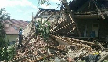 V Medzibrode sa zrútil dom. Jedna osoba tesne pred jeho pádom vyšla von