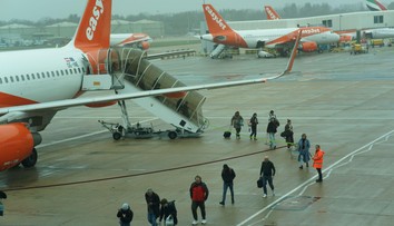 Mysleli si, že ide o vtip. Pilot požiadal zopár cestujúcich, aby vystúpili, inak lietadlo neodletí