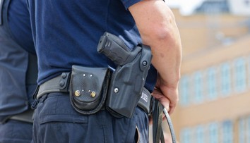 Prechádzka lesom sa zmenila na boj o prežitie. Dvojicu napadol a dobodal 23-ročný muž