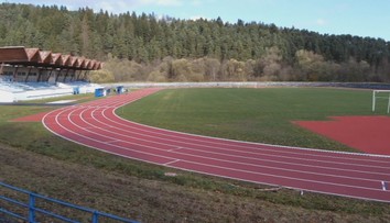 Namiesto plného štadióna plná nemocnica. Jediný atletický ovál na celých Kysuciach otvorili v tichosti