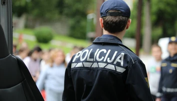 Slovinská polícia zadržala Slováka, ktorý v dodávke prevážal 27 migrantov
