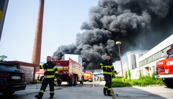 V Rovinke sú po obrovskom požiari stále hasiči, situácia v ovzduší je vraj už bezpečná