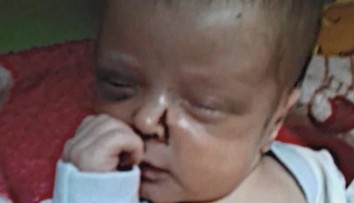 Matka zbila mesačného chlapca a odišla na rande. Suseda pri pohľade na neho omdlela