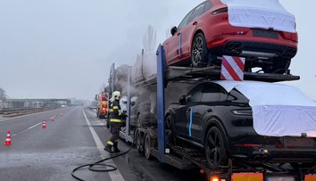 Vozidlo na diaľnici D2 zachvátili plamene. Úsek bol v jednom pruhu neprejazdný, zasahovali hasiči