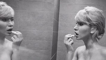 Farmárka Petra roztiahla nohy na bare a odkazuje: Pre svojho kráľa urobím všetko