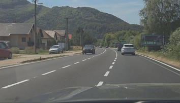 Chaos na frekventovanej ceste na Liptove. V jednom pruhu sa stretávali proti sebe idúce autá